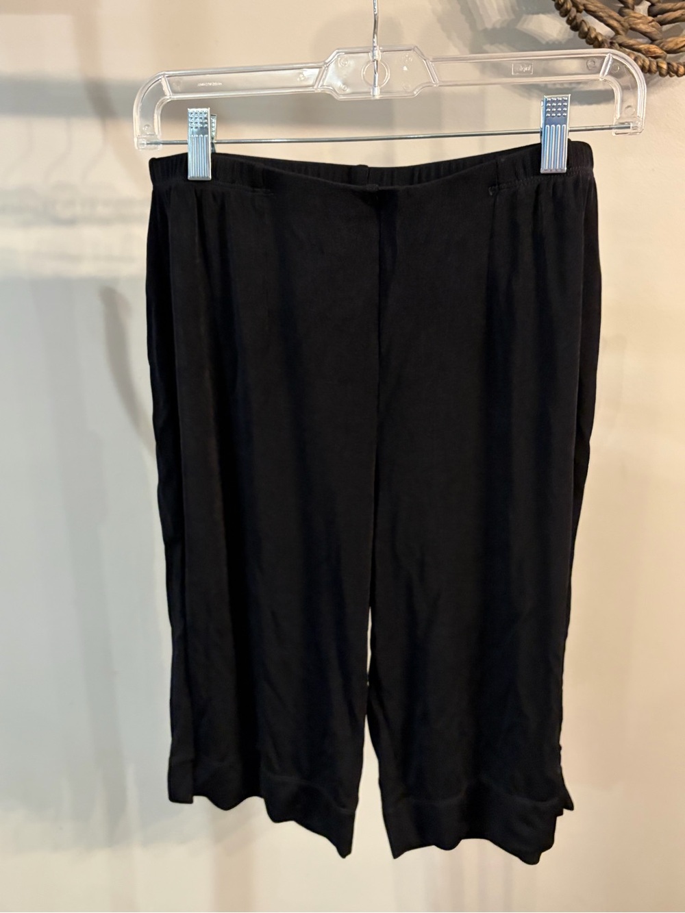 Chico's Black Pull-On Cropped Wide-Leg Capris size 1/ medium